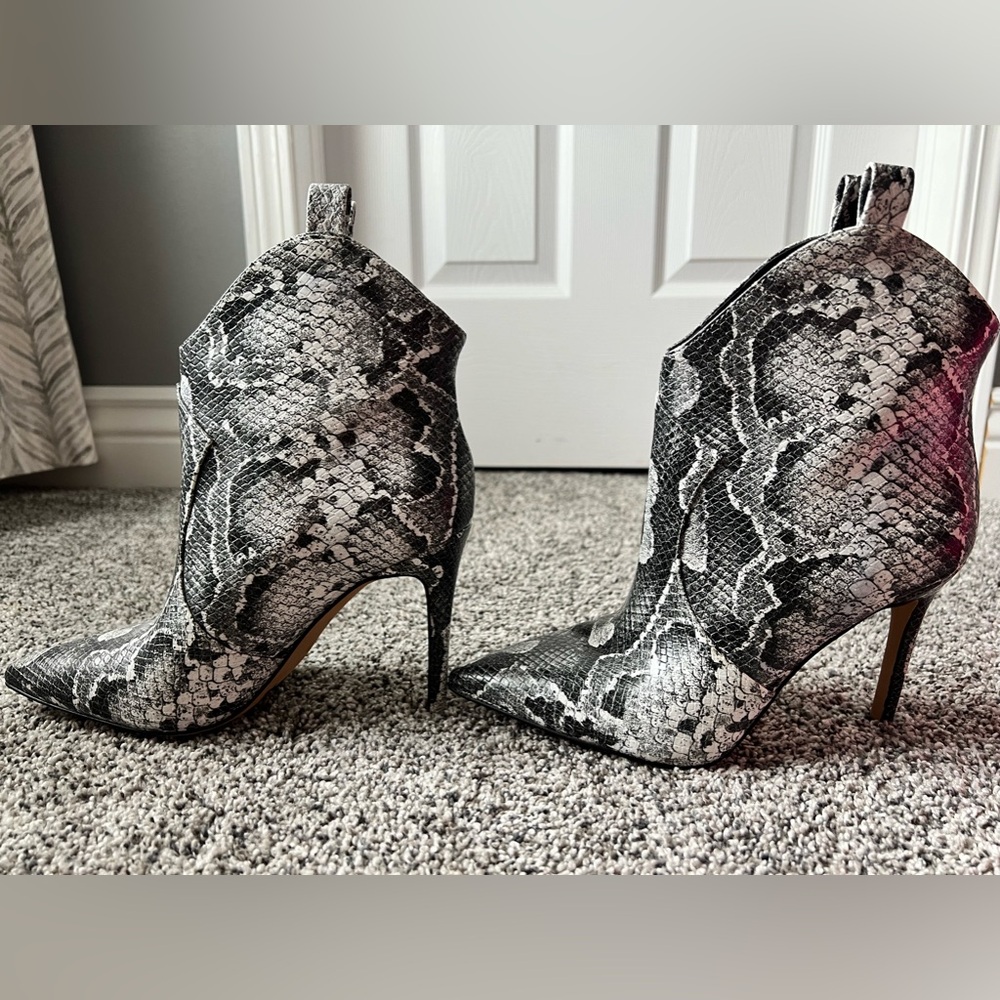 Jessica Simpson Pixille snakeskin bootie, size 8